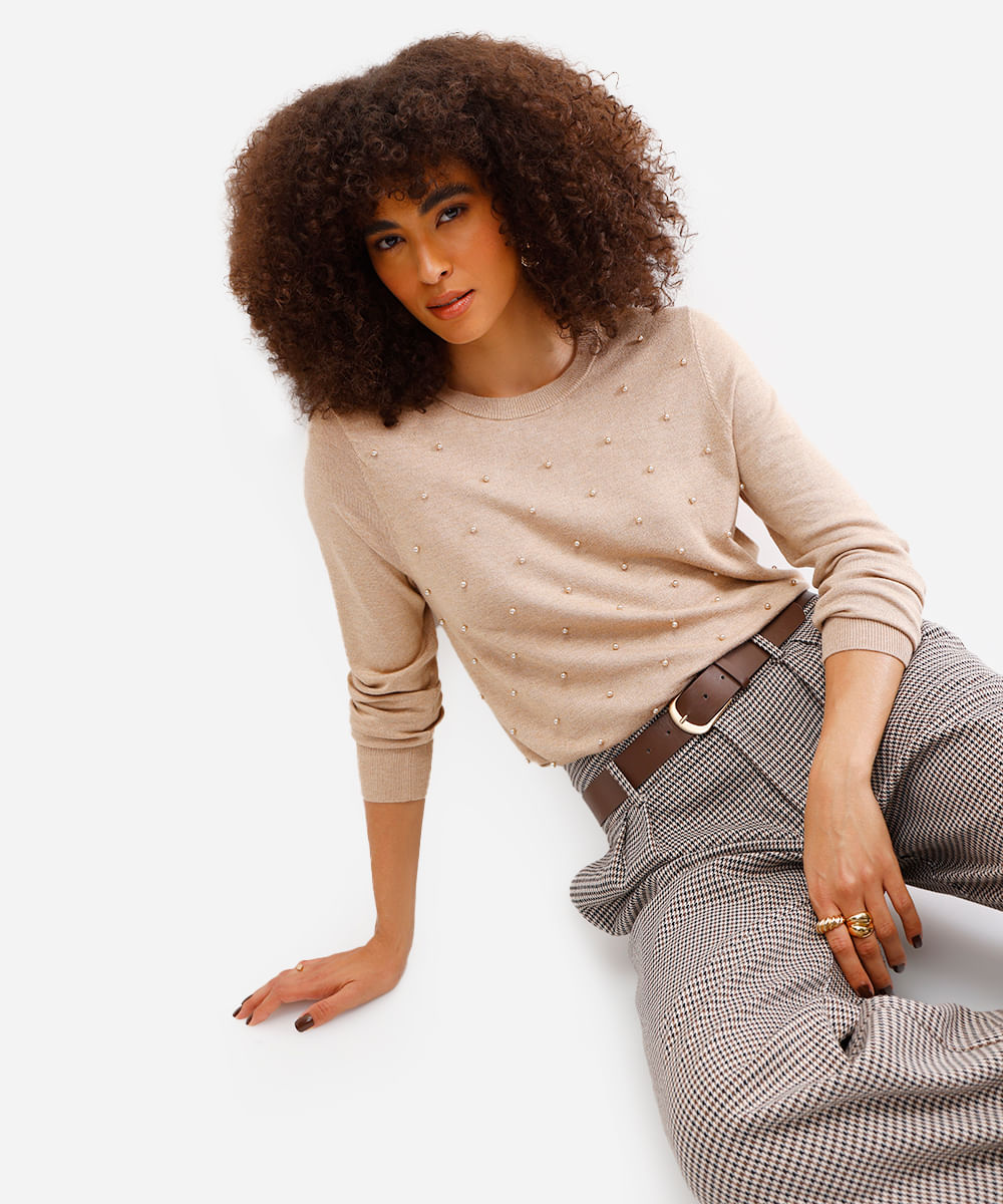 suéter de tricô com pérolas bege