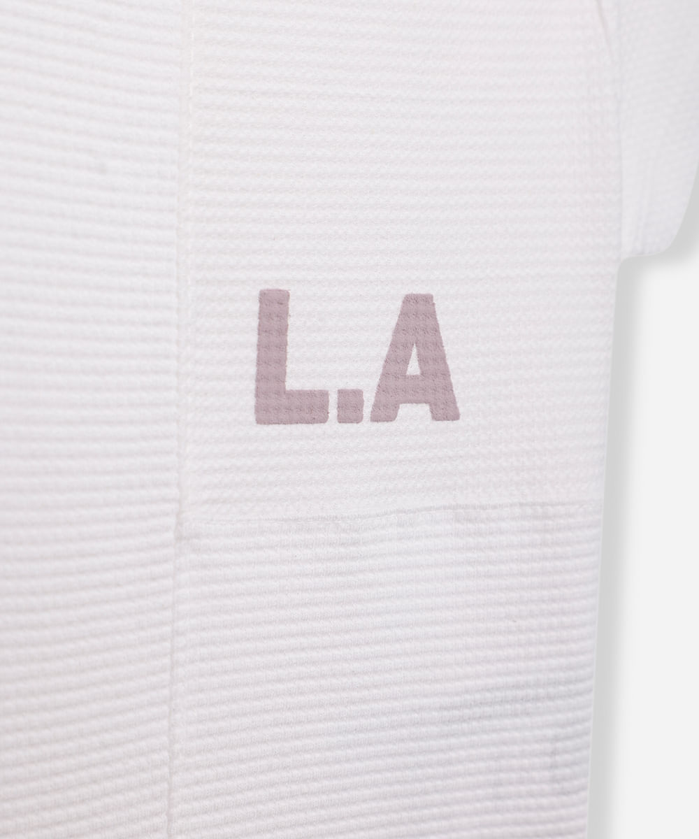 camiseta de algodão infantil com recortes texturizada off white
