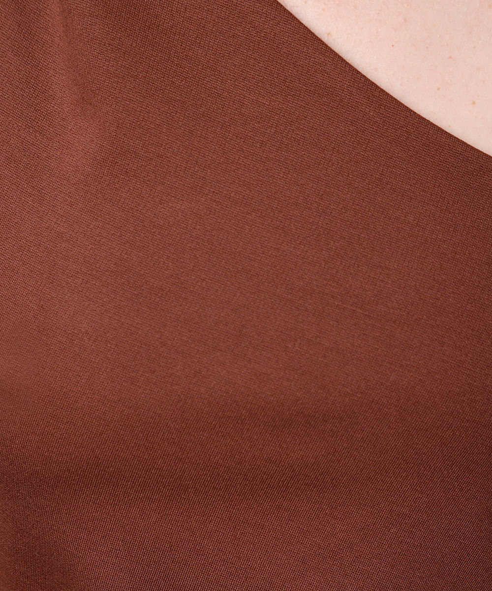 vestido curto ombro único com pregas mindset marrom
