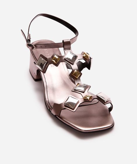 sandália feminina com tachas salto grosso oneself prateado