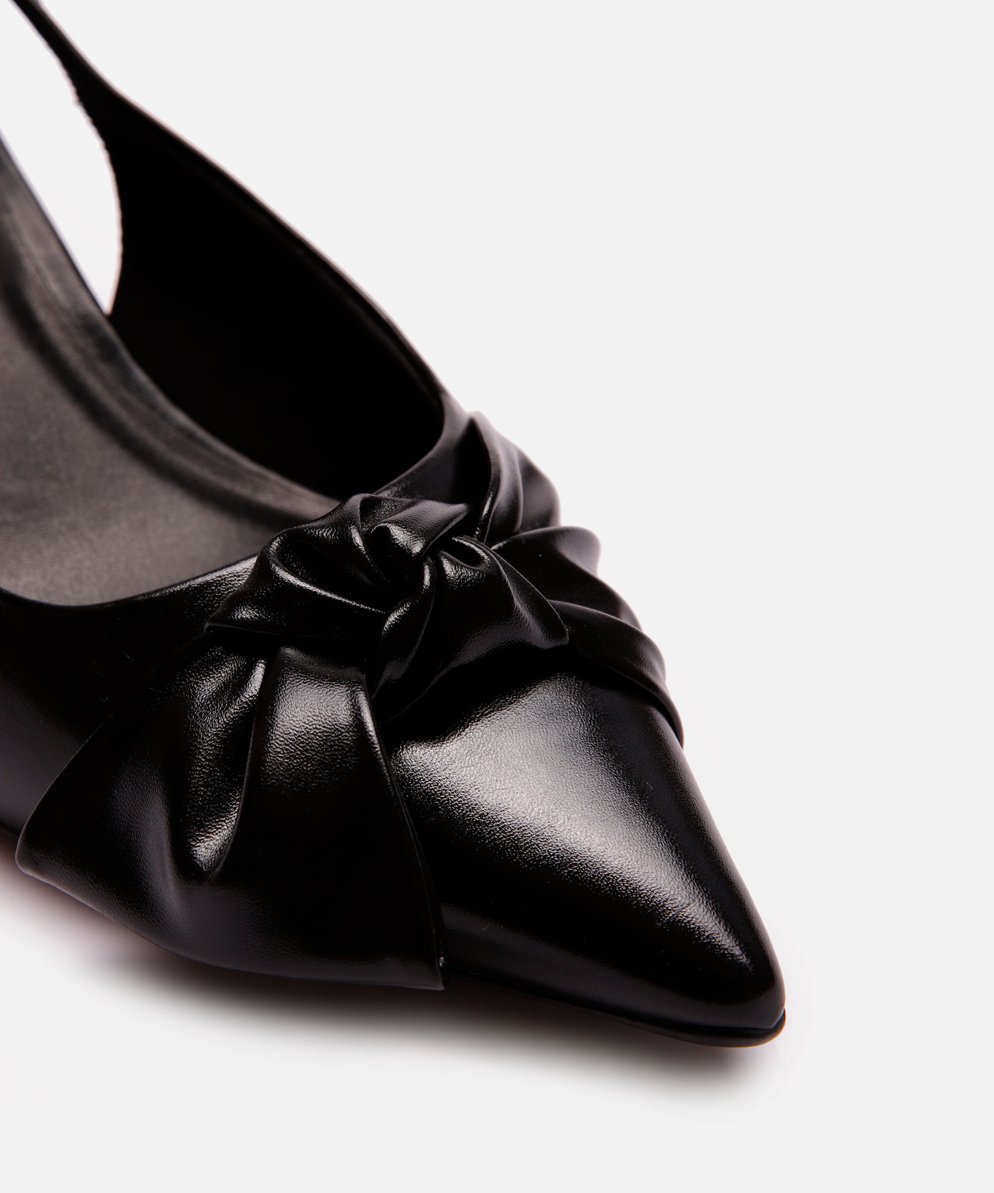 scarpin salto baixo fino com laço oneself preto