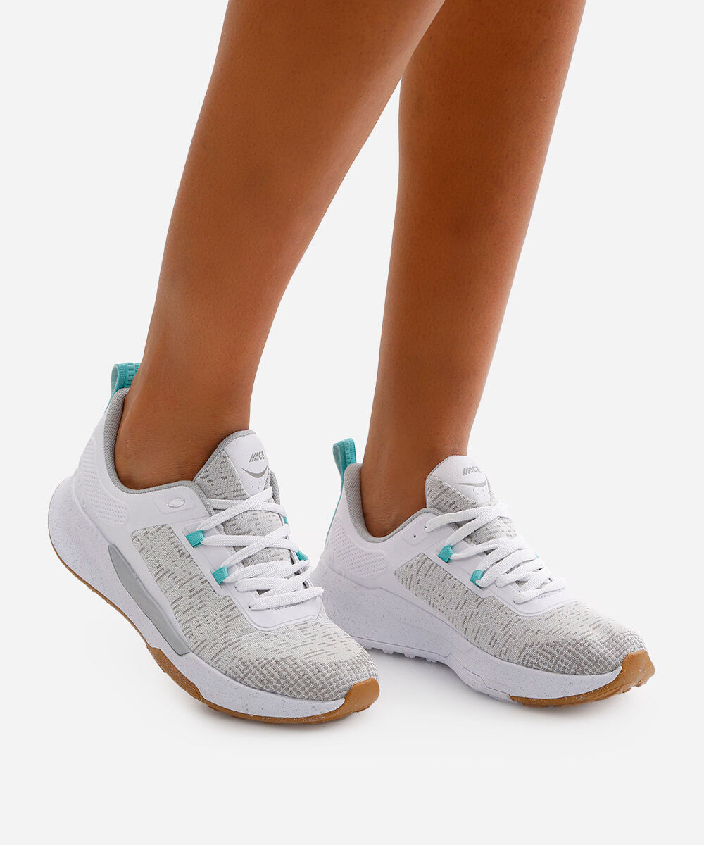 tênis feminino esportivo com recorte branco