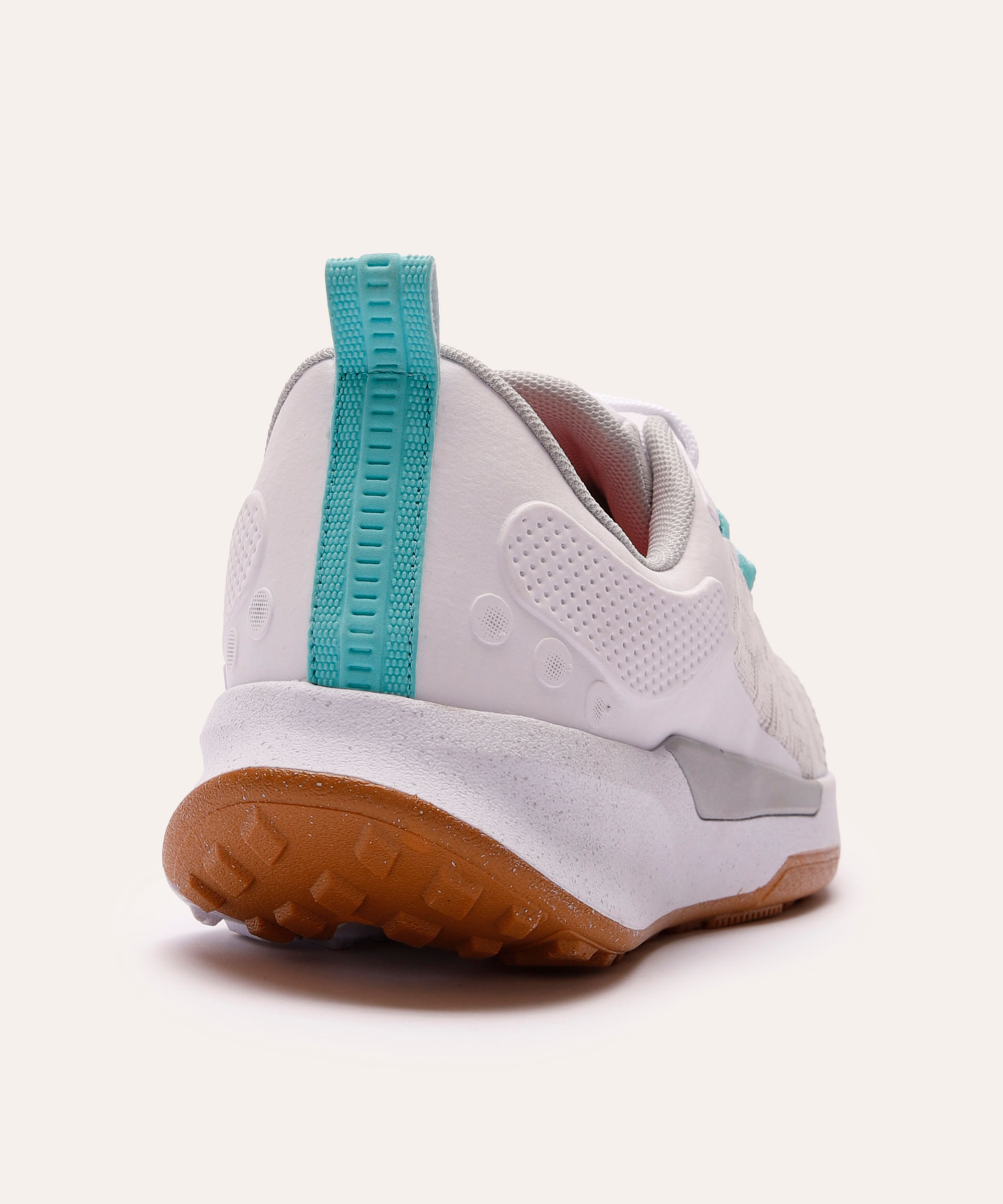 tênis feminino esportivo com recorte branco