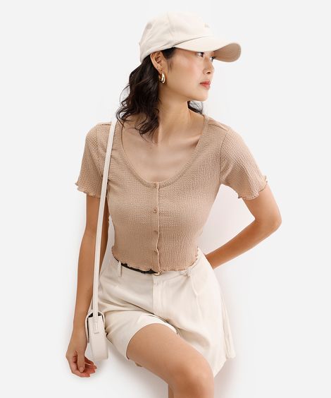blusa texturizada com botões frufru bege