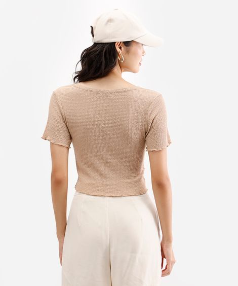 blusa texturizada com botões frufru bege