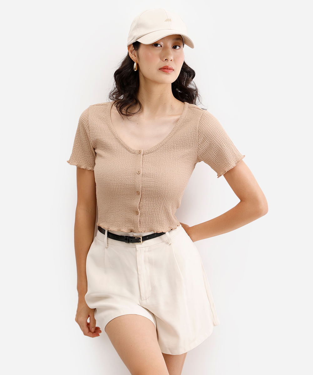 blusa texturizada com botões frufru bege