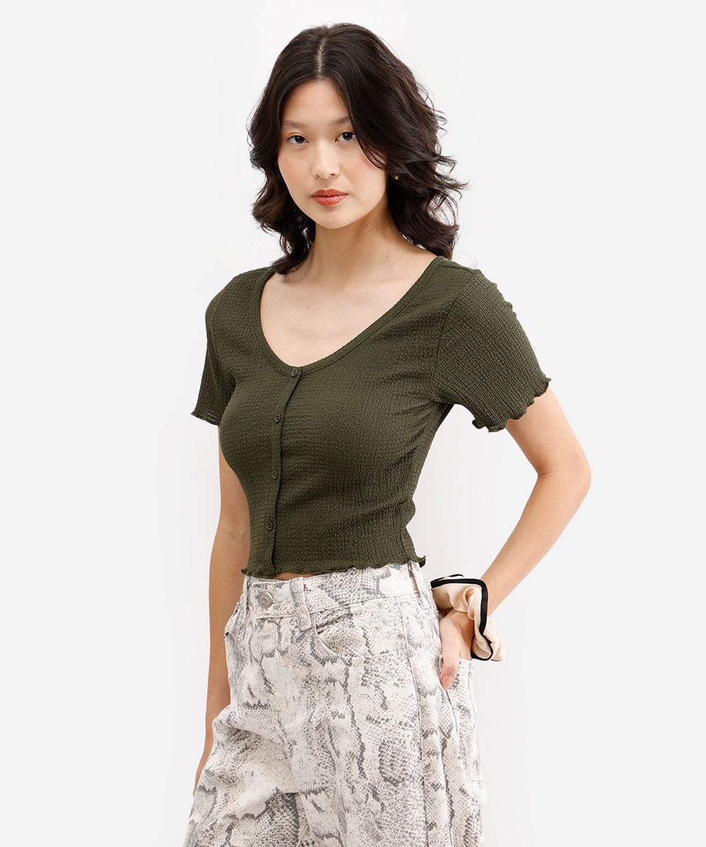 blusa texturizada com botões frufru verde