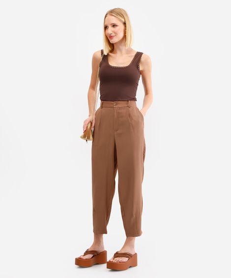 calça alfaiataria de viscose com pregas cintura alta - marrom escuro