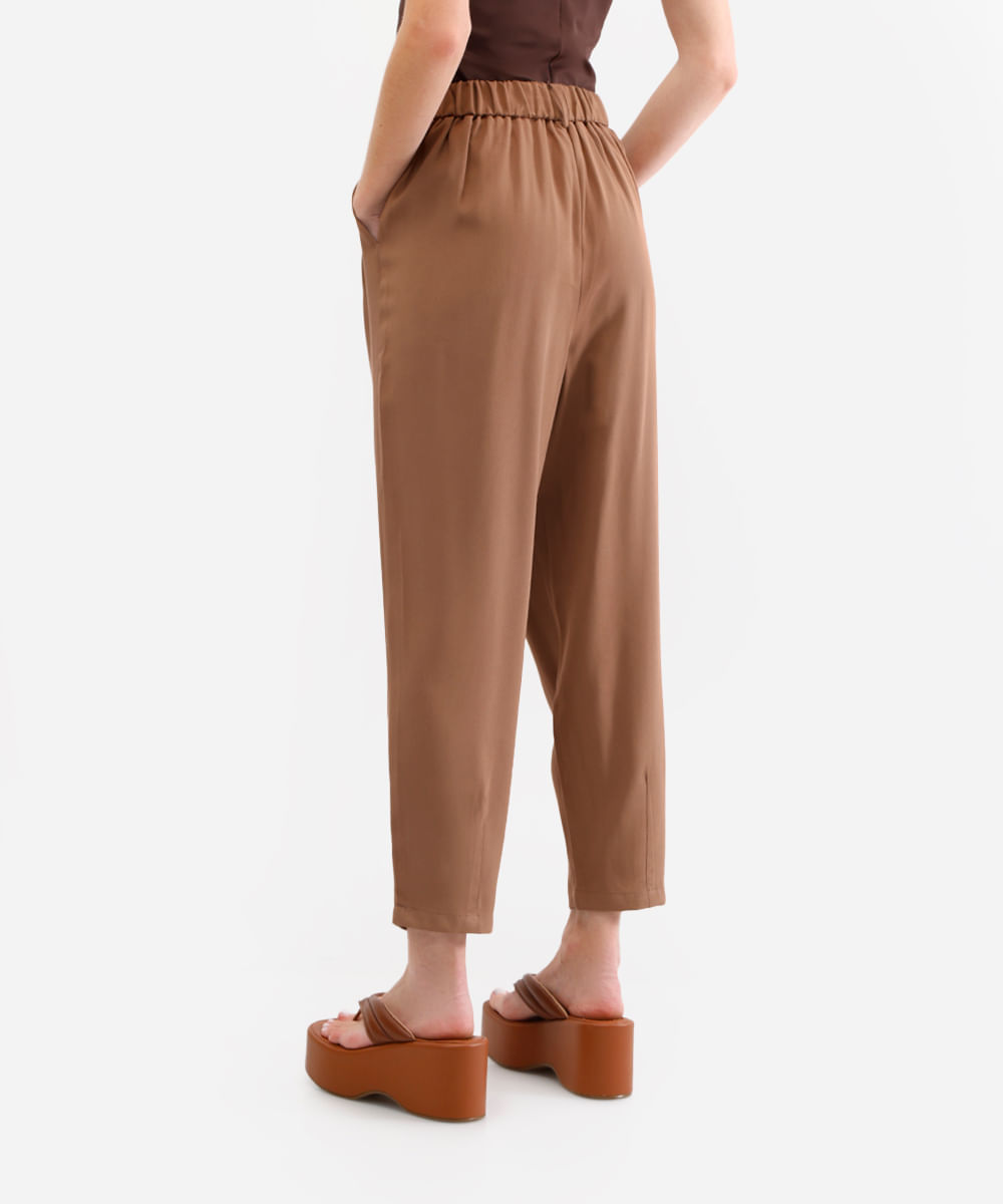 calça alfaiataria de viscose com pregas cintura alta - marrom escuro
