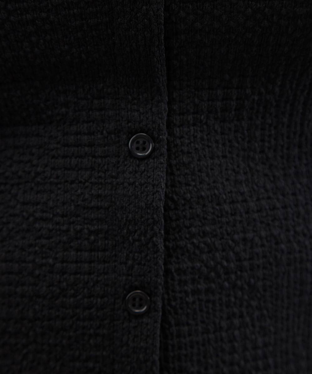 blusa texturizada com botões frufru preta