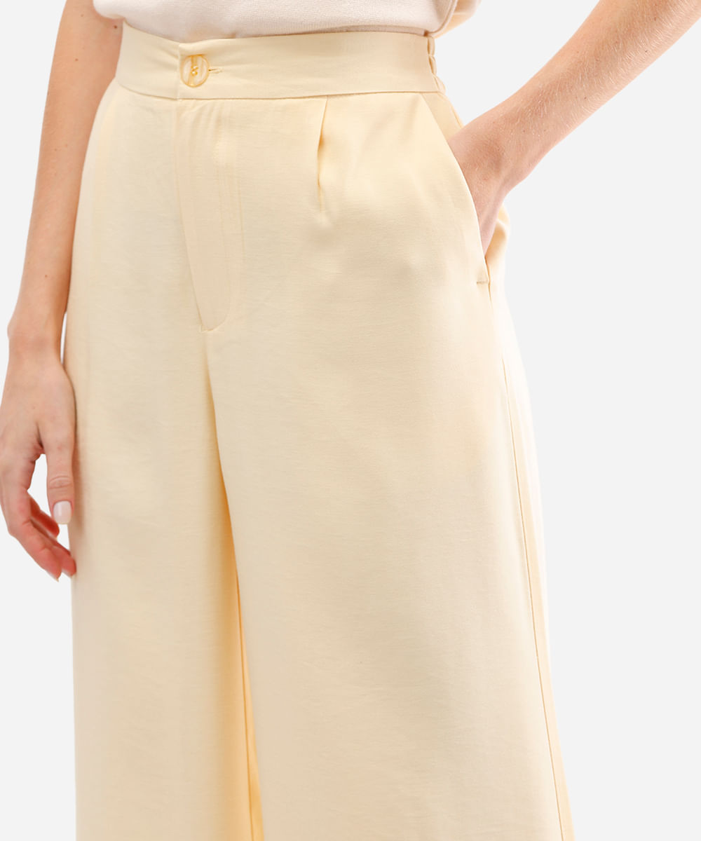 calça wide leg com pregas amarela