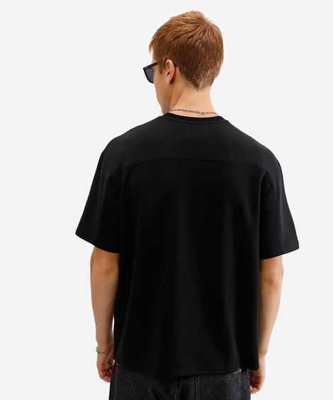 camiseta masculina manga curta com recorte preta