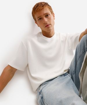 camiseta masculina manga curta com recorte off white