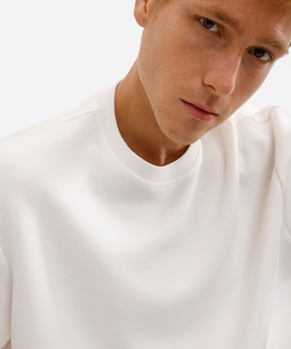 camiseta masculina manga curta com recorte off white