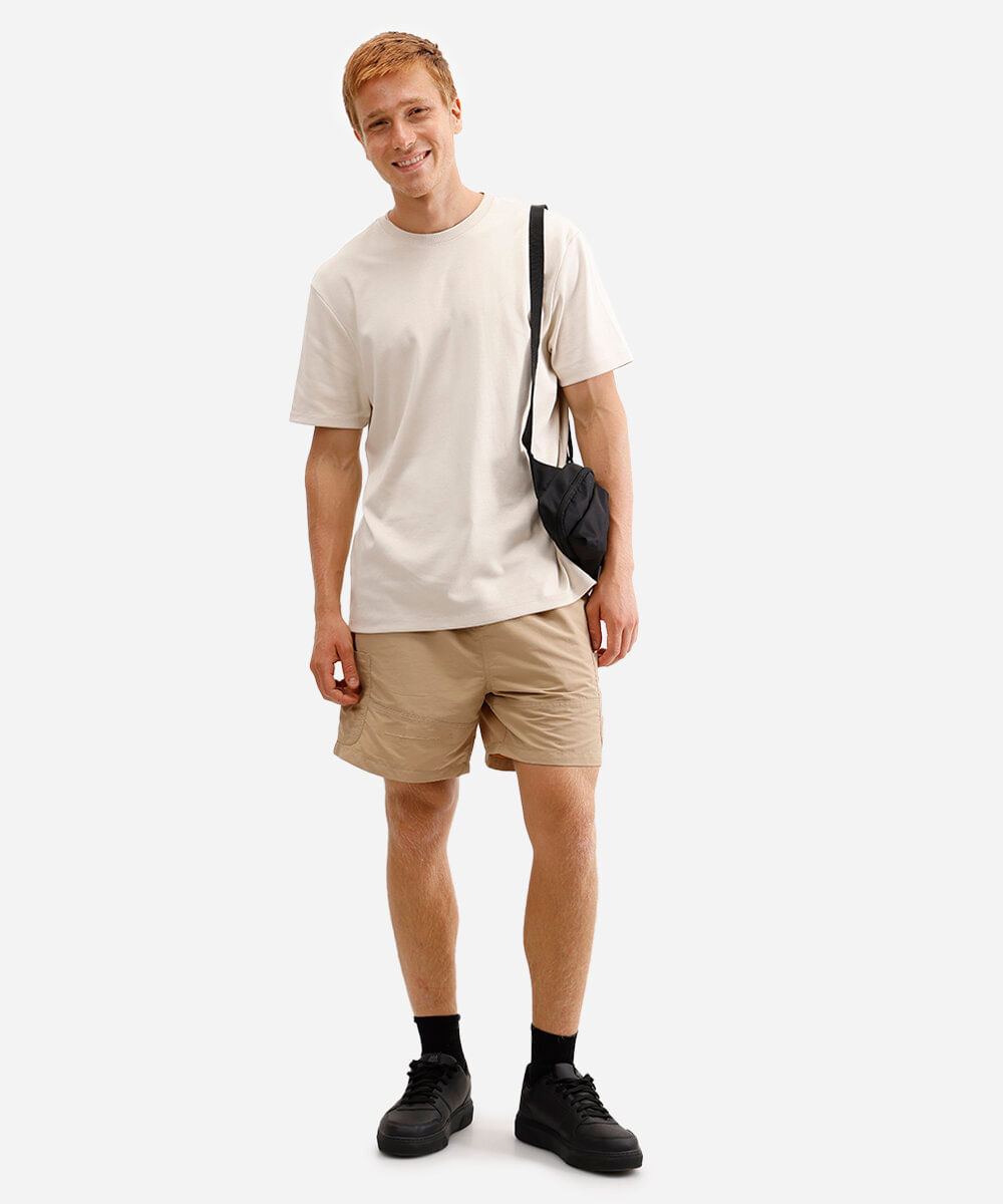 short cargo texturizado com cordão bege