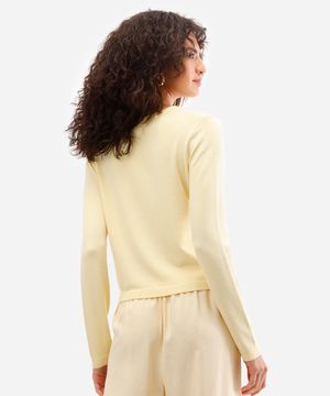 suéter de tricô básico decote redondo amarelo