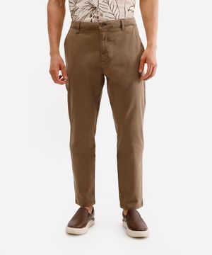calça chino slim de sarja com elastano masculina marrom