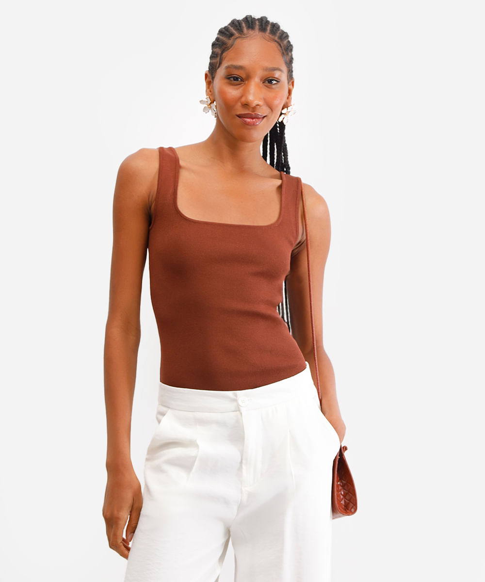 regata feminina de tricot decote quadrado marrom