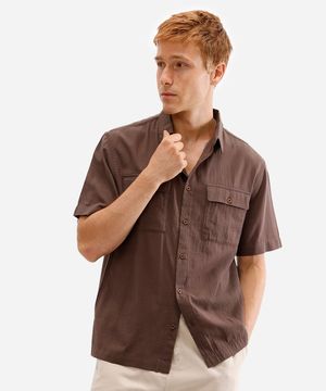 camisa masculina de algodão manga curta com bolsos marrom