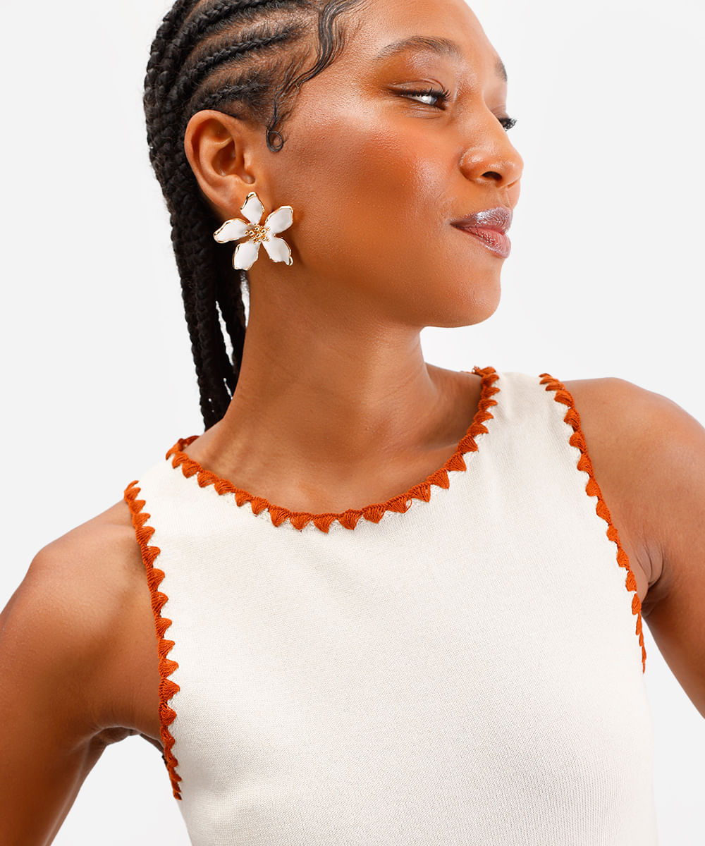 cropped de tricot com bordado bege