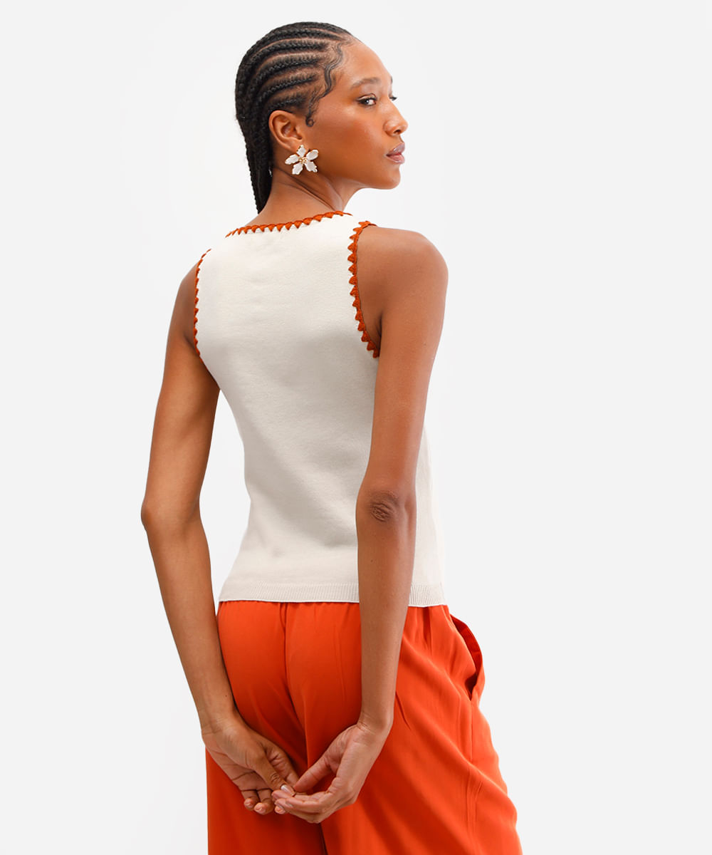 cropped de tricot com bordado bege