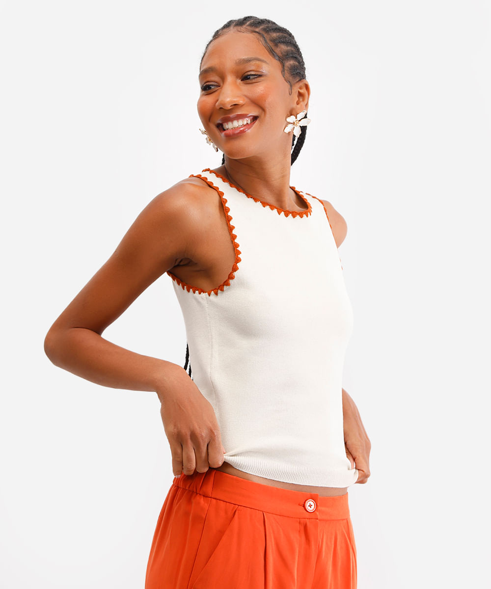 cropped de tricot com bordado bege