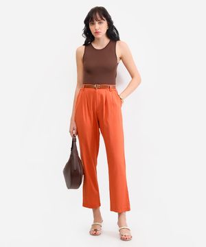 calça cenoura feminina com linho e cinto laranja