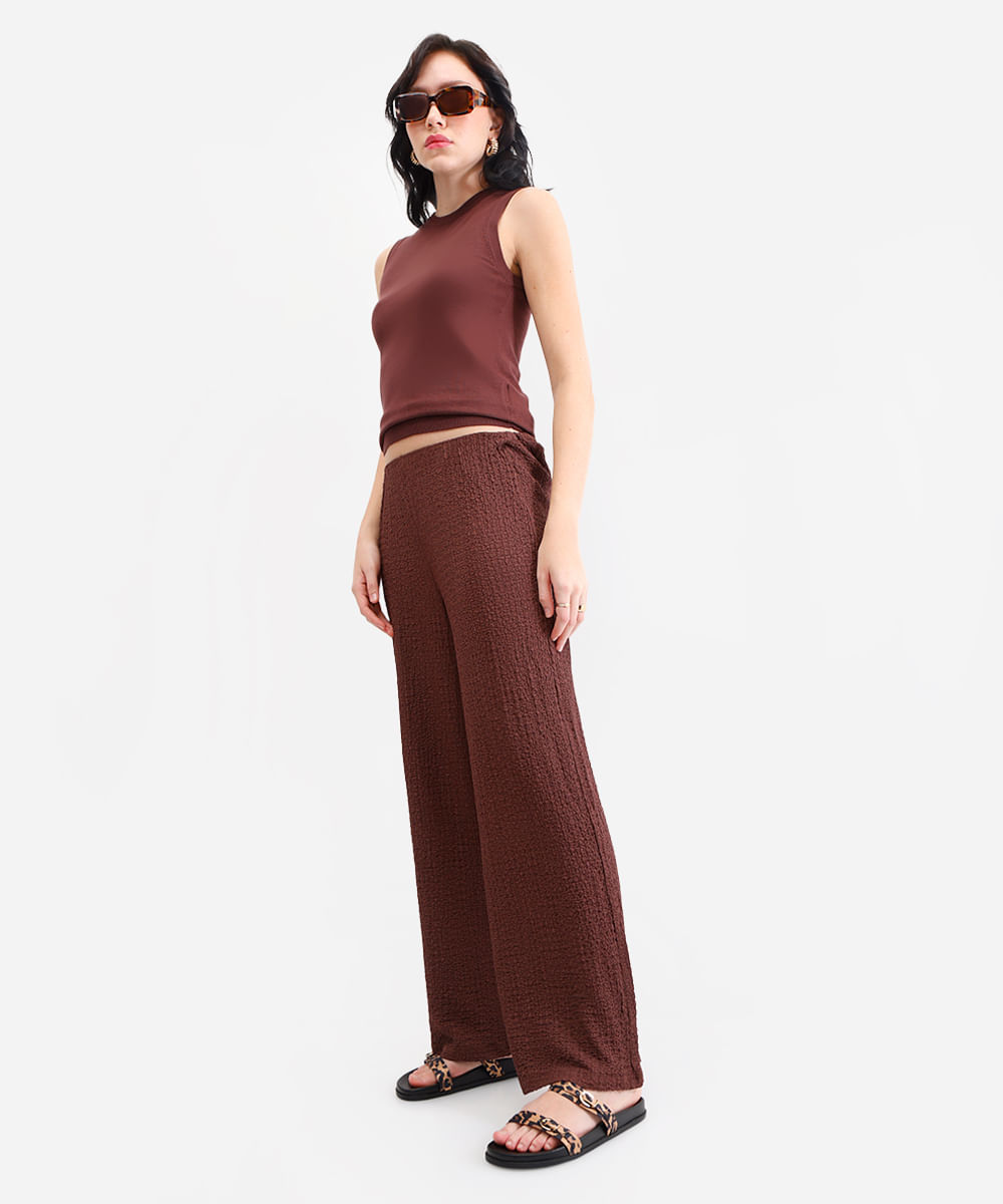 calça reta básica feminina texturizada marrom