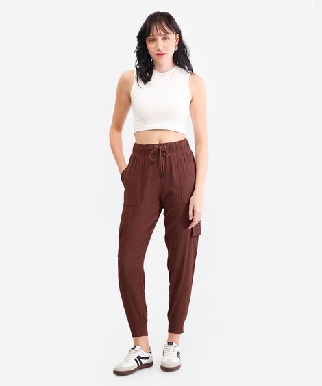 calça jogger bolsos cargo texturizada - marrom