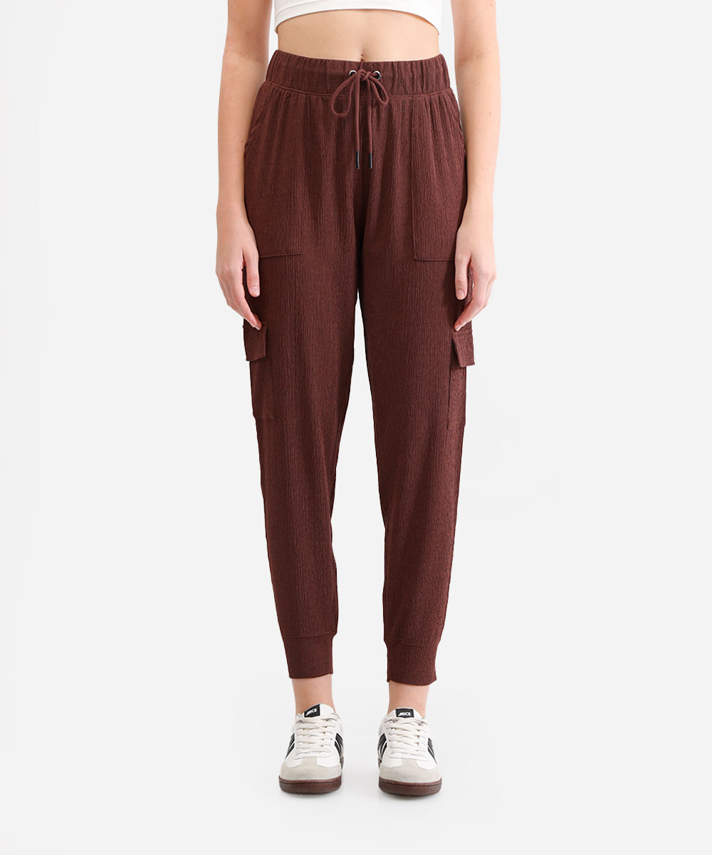 calça jogger bolsos cargo texturizada - marrom