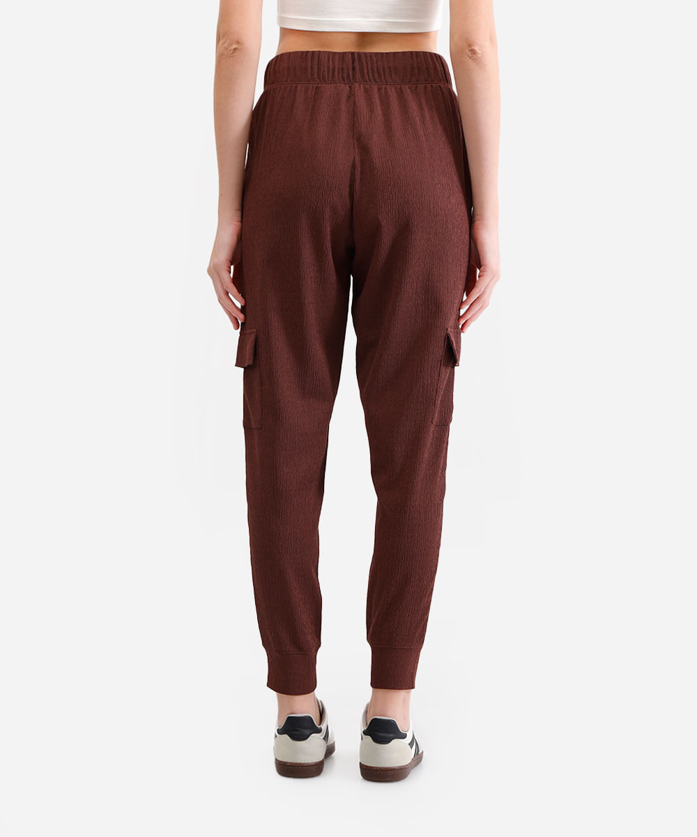 calça jogger bolsos cargo texturizada - marrom