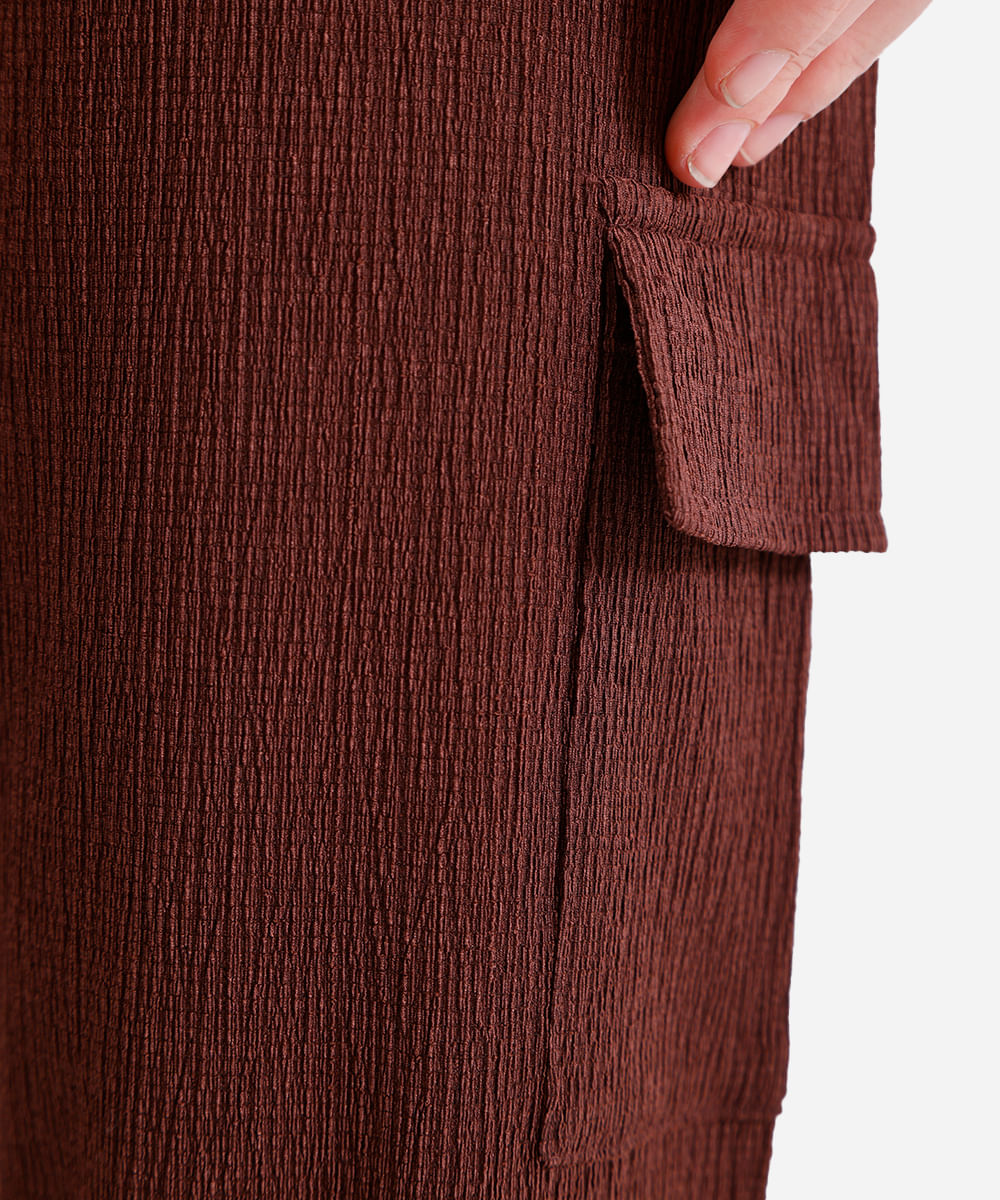 calça jogger bolsos cargo texturizada - marrom