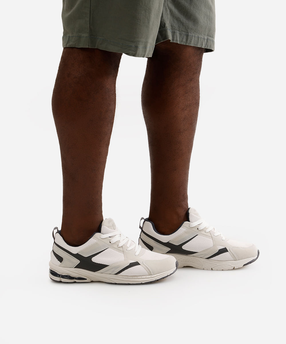 tênis esportivo com recortes em camurça off white