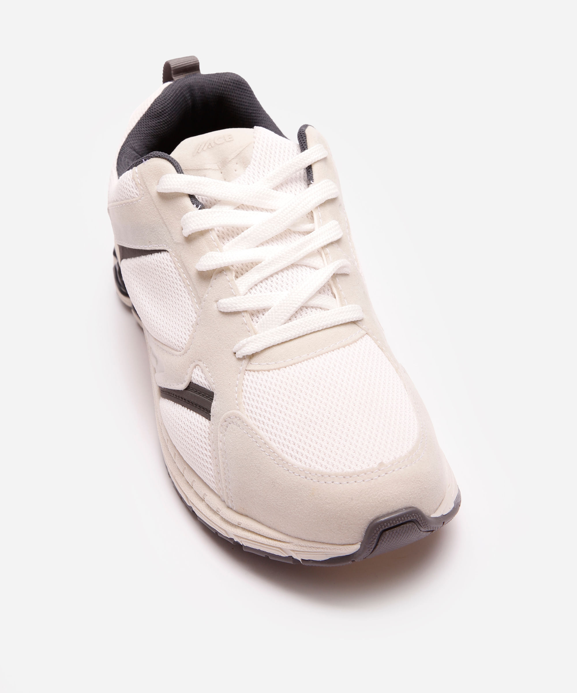 tênis esportivo com recortes em camurça off white