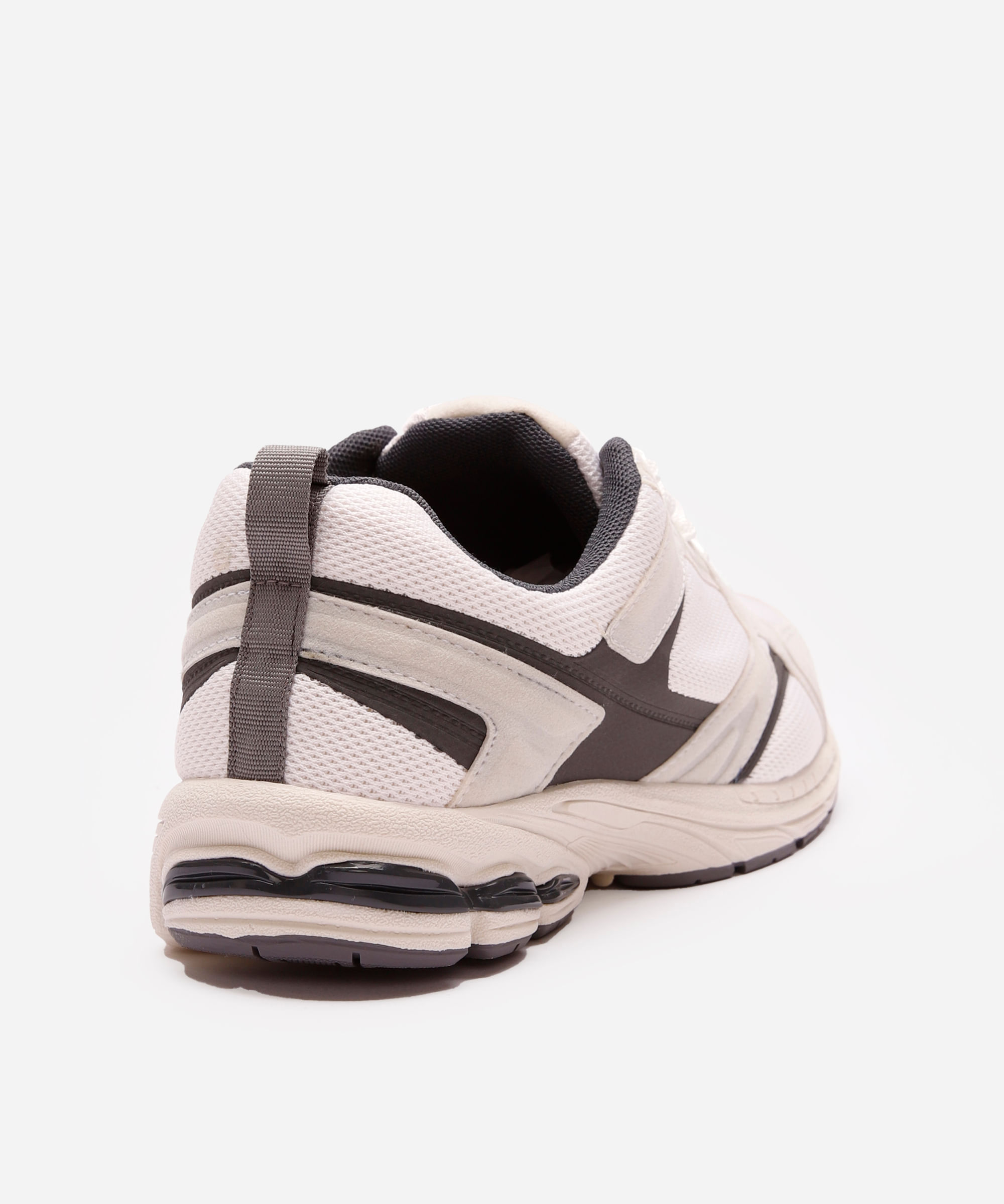 tênis esportivo com recortes em camurça off white