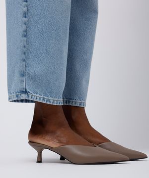 mule bico fino com salto mindset marrom