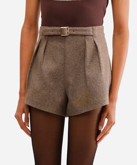 short feminino com pregas texturizado marrom