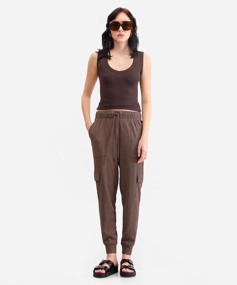 calça jogger bolsos cargo texturizada cinza