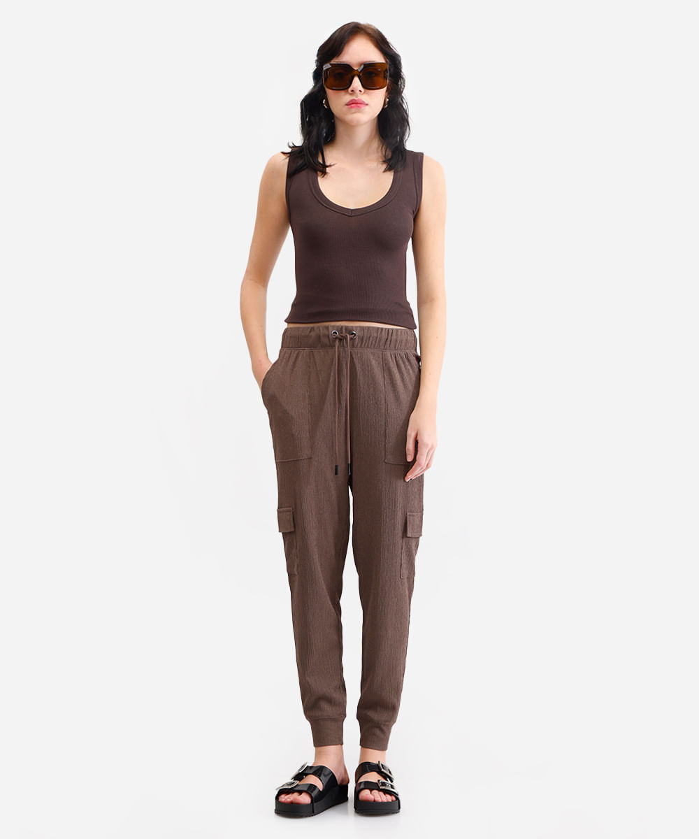 calça jogger bolsos cargo texturizada cinza