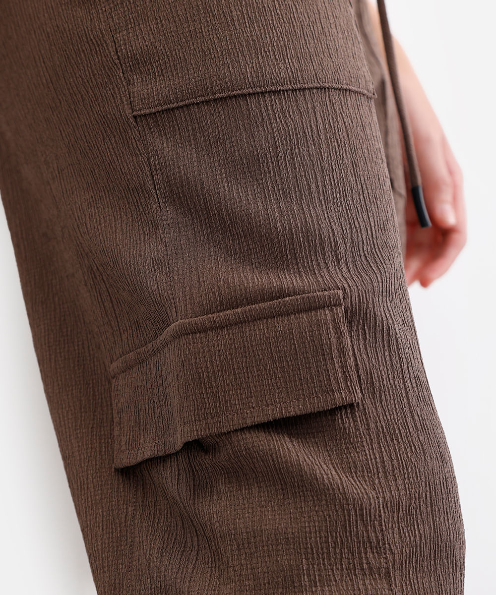 calça jogger bolsos cargo texturizada cinza