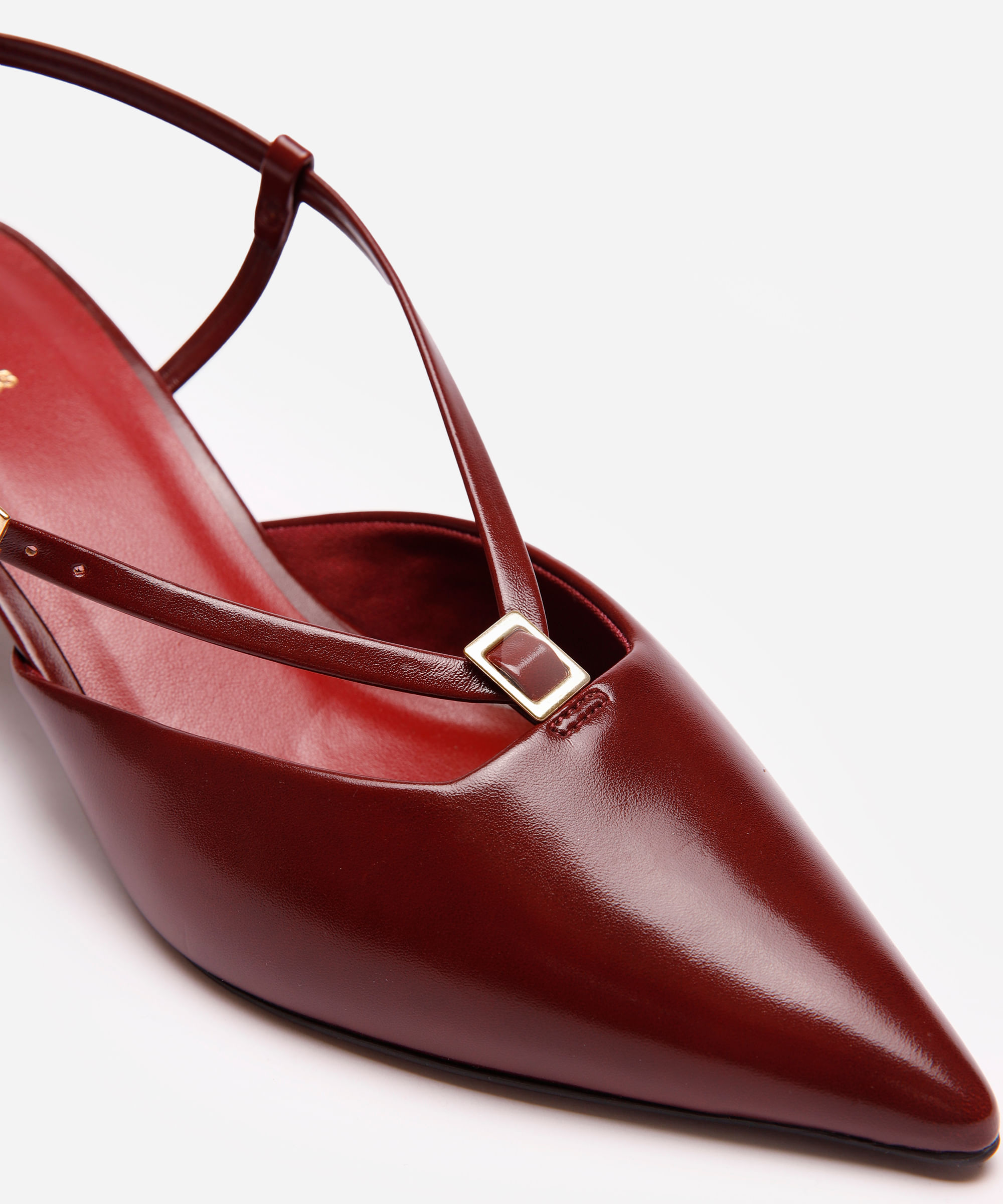 scarpin bico fino com fivela mindset vinho