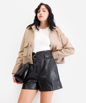 short de poliuretano cintura alta com cinto preto
