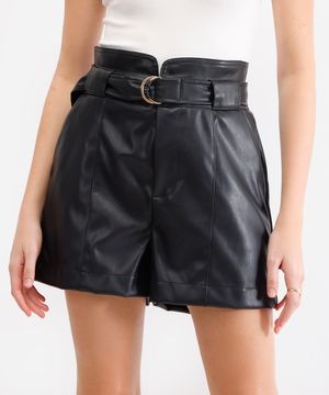 short de poliuretano cintura alta com cinto preto