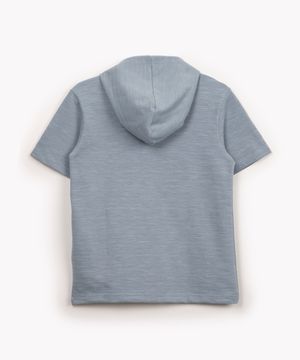 camiseta de moletinho manga curta com capuz azul claro