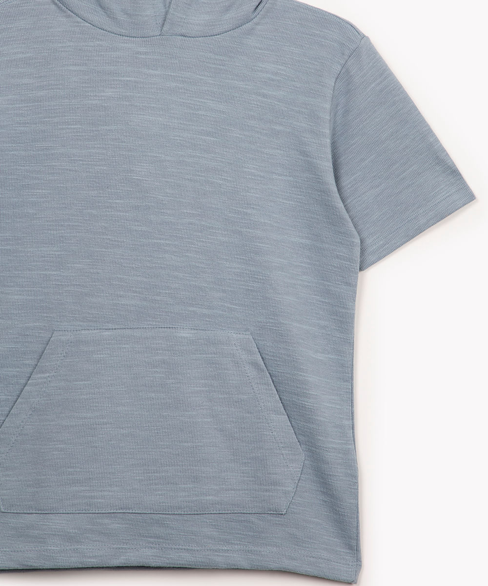 camiseta de moletinho manga curta com capuz azul claro