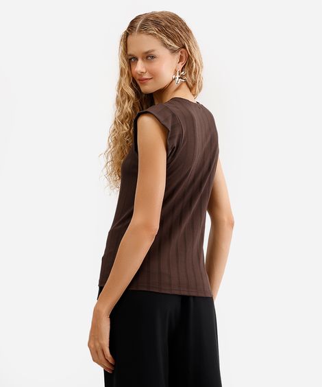 blusa canelada muscle tee decote redondo off white - marrom