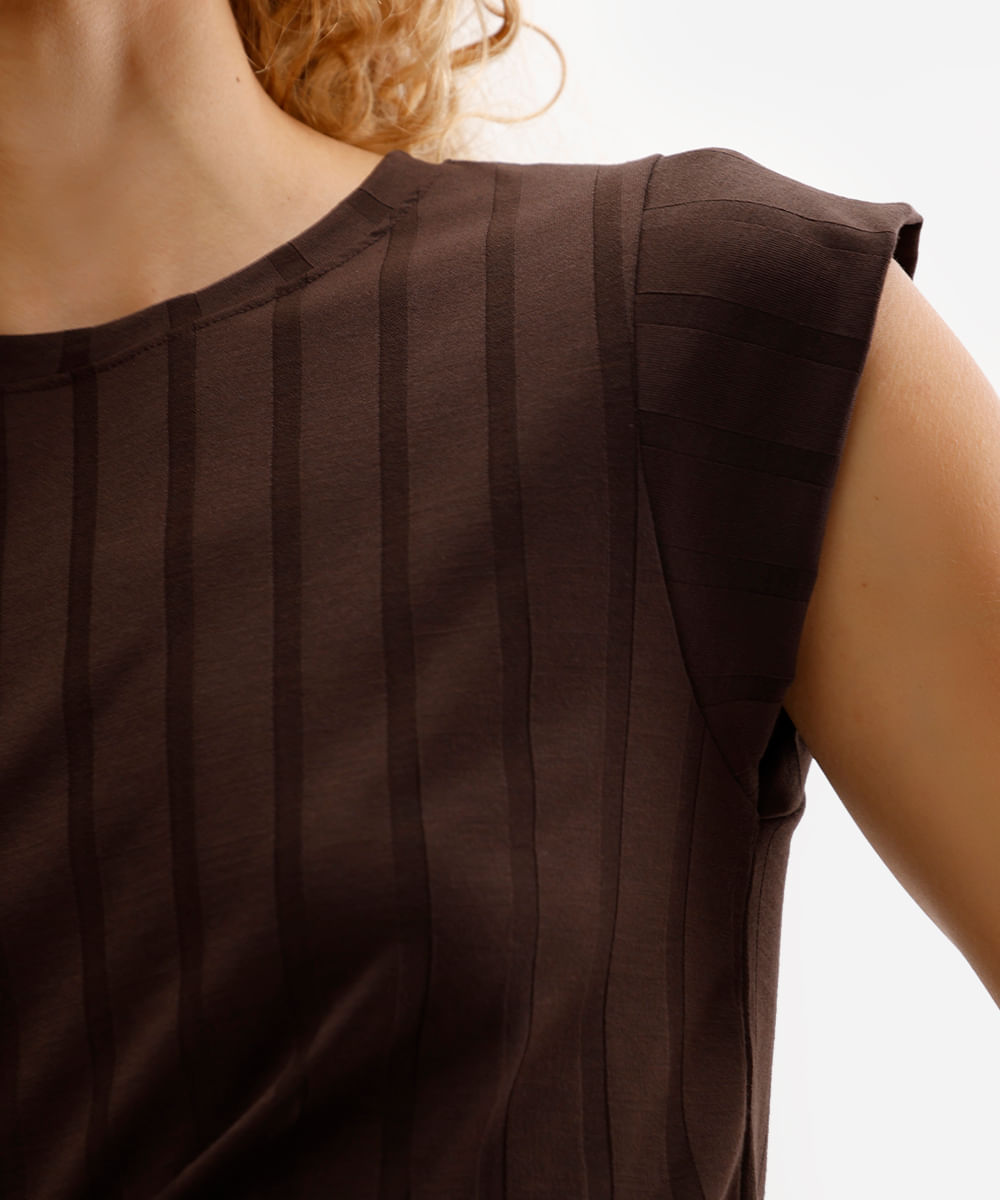 blusa canelada muscle tee decote redondo off white - marrom