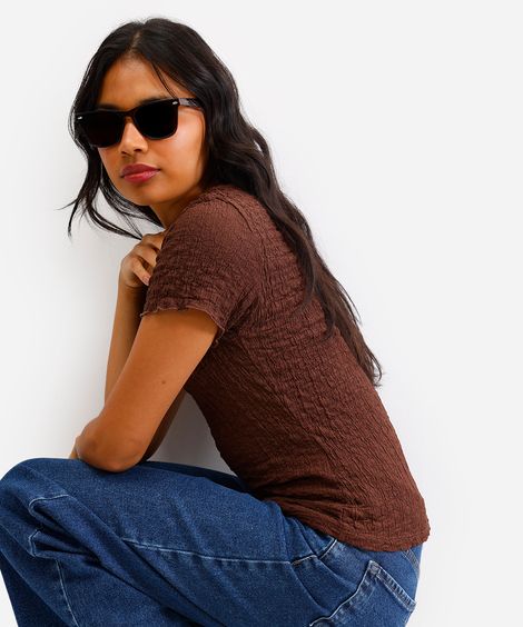 blusa feminina manga curta texturizada marrom escuro