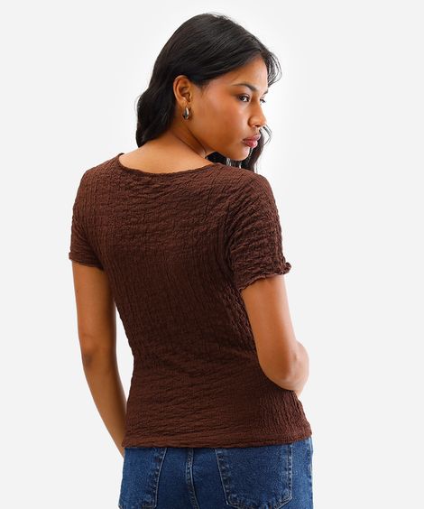 blusa feminina manga curta texturizada marrom escuro