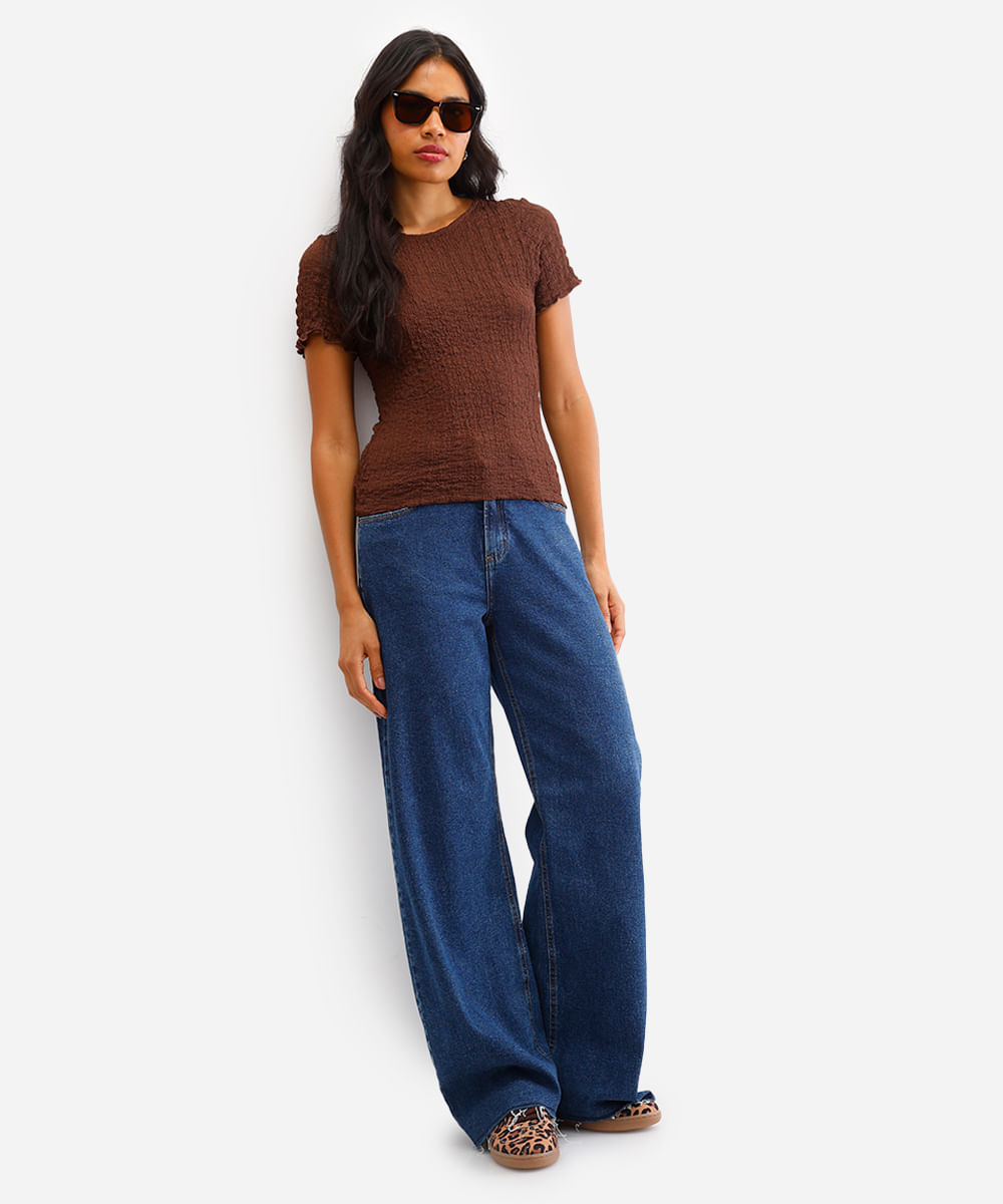 blusa feminina manga curta texturizada marrom escuro